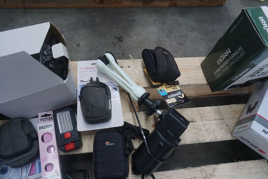 Kasse med diverse elektronik