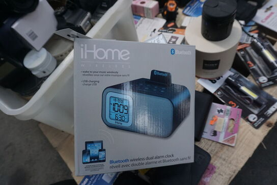 Kasse med diverse elektronik