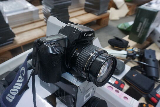 Kasse med diverse elektronik