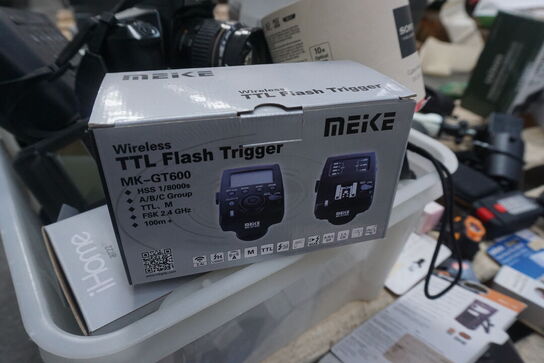 Kasse med diverse elektronik