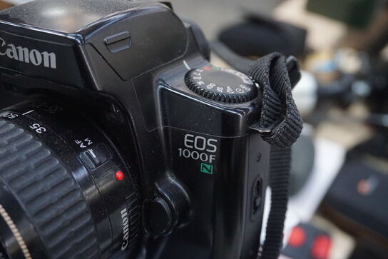 Kasse med diverse elektronik