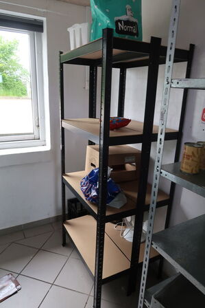 4 stk. Reoler med indhold 