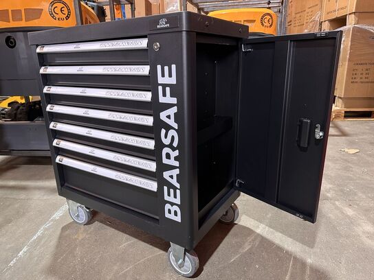Værktøjsvogn Bearsafe, rød, med 7 skuffer og en del værktøj. Skuffer kan aflåses med centrallås, låge med lås i siden af skabet med plads til opbevaring af spraydåser mv. store letløbende hjul. Ubrugt,