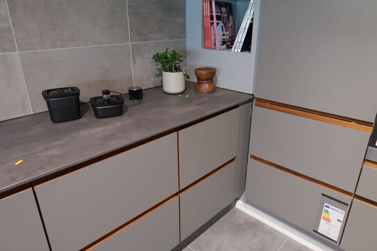 Køkken AUBO Venezia Napoli, Harmony Roast Sand uden armatur uden hårdehvidevarer, men med vakuumpakker BORA QVAC55