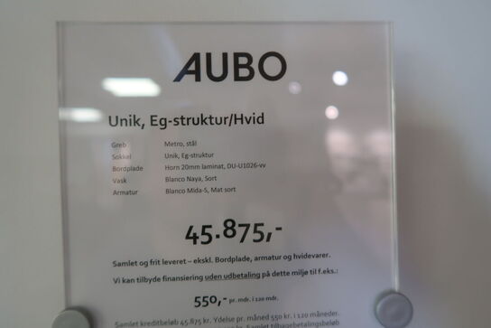 Køkken AUBO Unik, eg-struktur/hvid, med armatur uden hårdehvidevarer