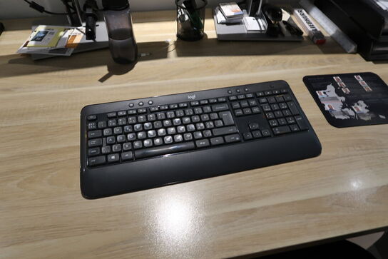2 stk. computerskærme HP E234i med tastatur og dockingstation