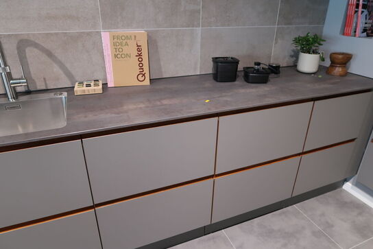 Køkken AUBO Venezia Napoli, Harmony Roast Sand uden armatur uden hårdehvidevarer, men med vakuumpakker BORA QVAC55