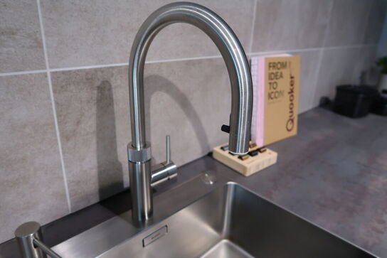 Armatur QUOOKER med tank QUOOKER CUBE CB, kulsyrepatron m.m.