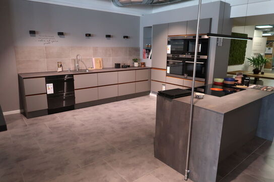 Køkken AUBO Venezia Napoli, Harmony Roast Sand uden armatur uden hårdehvidevarer, men med vakuumpakker BORA QVAC55