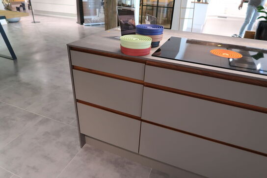 Køkken AUBO Venezia Napoli, Harmony Roast Sand uden armatur uden hårdehvidevarer, men med vakuumpakker BORA QVAC55