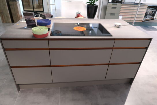 Køkken AUBO Venezia Napoli, Harmony Roast Sand uden armatur uden hårdehvidevarer, men med vakuumpakker BORA QVAC55