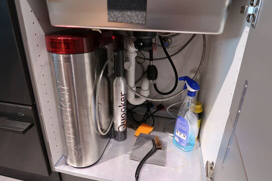 Armatur QUOOKER med tank QUOOKER CUBE CB, kulsyrepatron m.m.