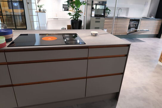 Køkken AUBO Venezia Napoli, Harmony Roast Sand uden armatur uden hårdehvidevarer, men med vakuumpakker BORA QVAC55