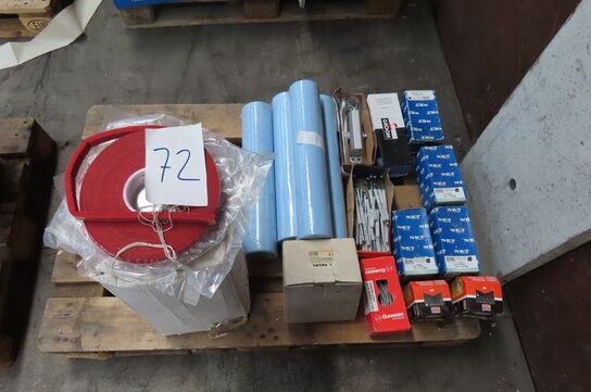 Diverse skruer & papir 