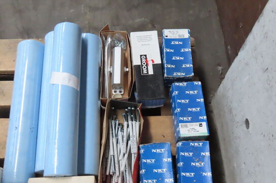 Diverse skruer & papir 