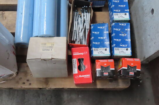 Diverse skruer & papir 