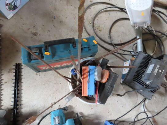 Spand og kuffert med divers bor