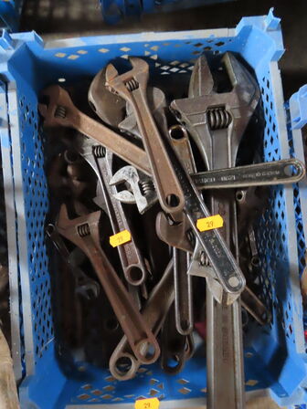 Kasse med diverse svensknøgler