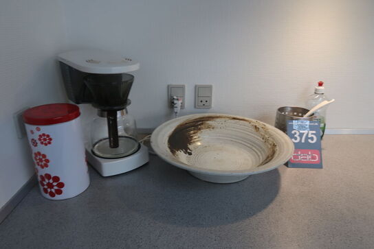 Mikroovn, kaffemaskine samt diverse nips 