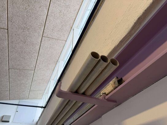 Kasse med diverse beslag 