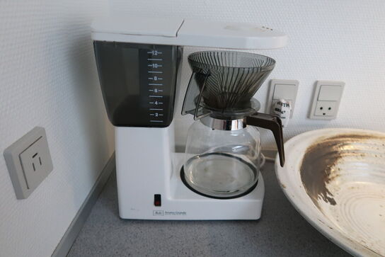 Mikroovn, kaffemaskine samt diverse nips 