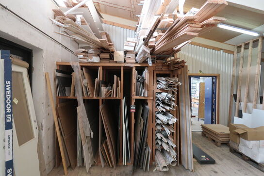 Stort parti træ, lister, gulv m.m. 