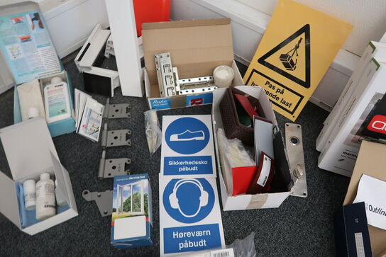 Diverse lister, beslag m.m. 