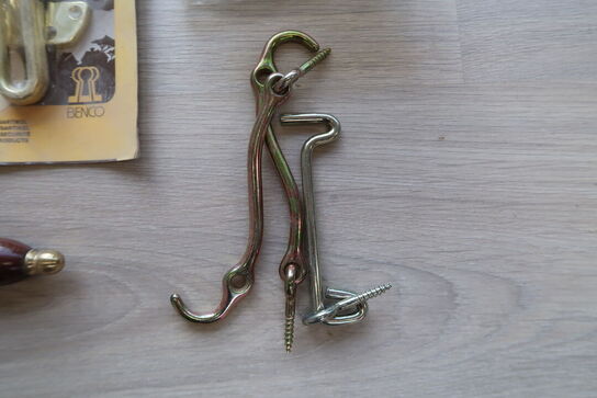 Diverse messing brevsprækker, dørgreb, låse m.m. 