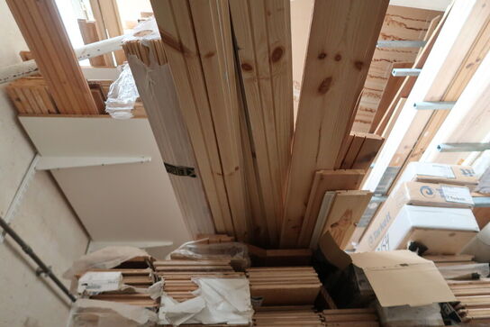 Stort parti træ, lister, gulv m.m. 