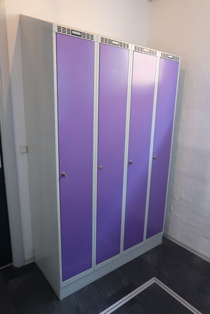 Omklædningsskab med 4 rum 