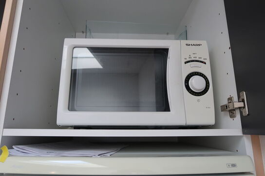 Mikroovn, kaffemaskine samt diverse nips 