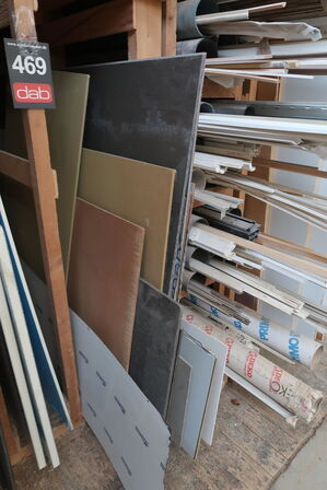 Stort parti træ, lister, gulv m.m. 