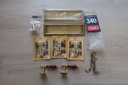 Diverse messing brevsprækker, dørgreb, låse m.m. 