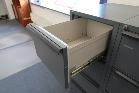 2 stk. Arkivskabe med nøgler 