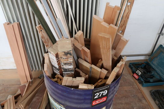 Tønde med diverse træ rester 