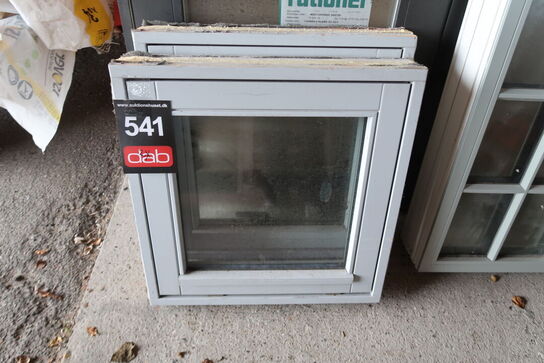 2 stk. Vinduer - 58x58,5 cm 