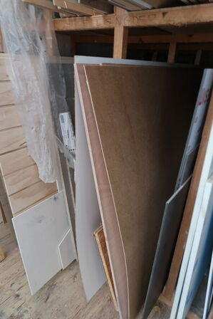 Stort parti træ, lister, gulv m.m. 