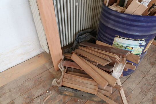 Tønde med diverse træ rester 