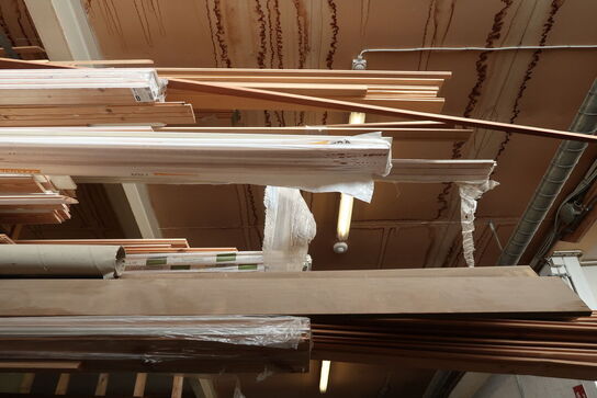 Stort parti træ, lister, gulv m.m. 