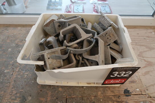 Kasse med diverse beslag 