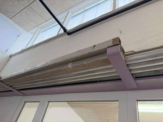 Kasse med diverse beslag 