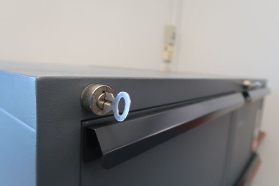 2 stk. Arkivskabe med nøgler 