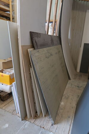 Stort parti plader m.m. 