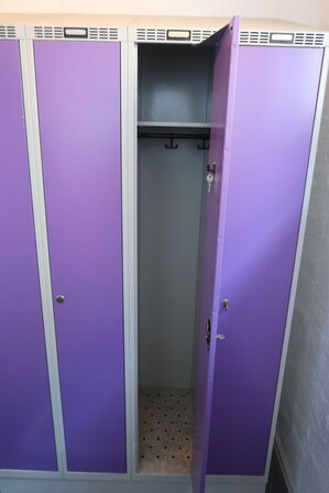 Omklædningsskab med 4 rum 