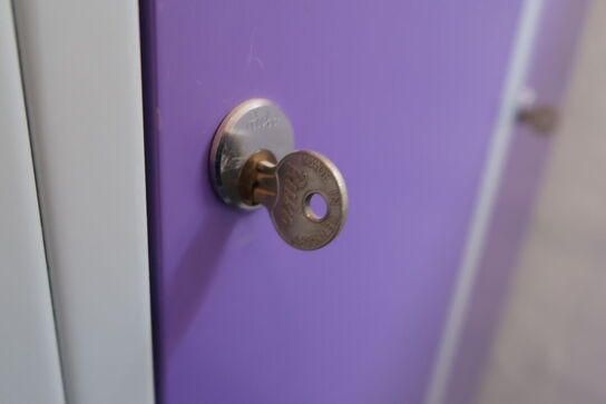 Omklædningsskab med 4 rum 