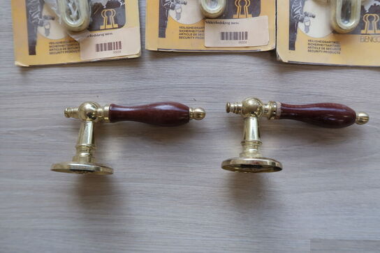 Diverse messing brevsprækker, dørgreb, låse m.m. 