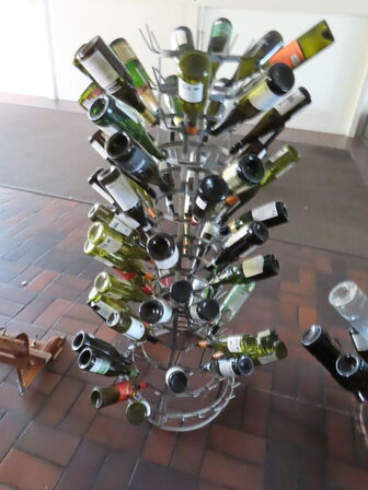 Flaskestativw med flasker