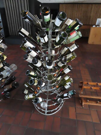 Flaskestativw med flasker