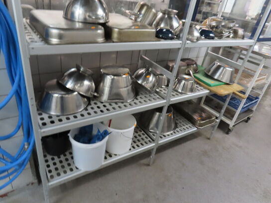 Alt indhold i reolen (reolen medfølger ikke)