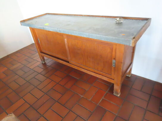 Skænk med stålplade